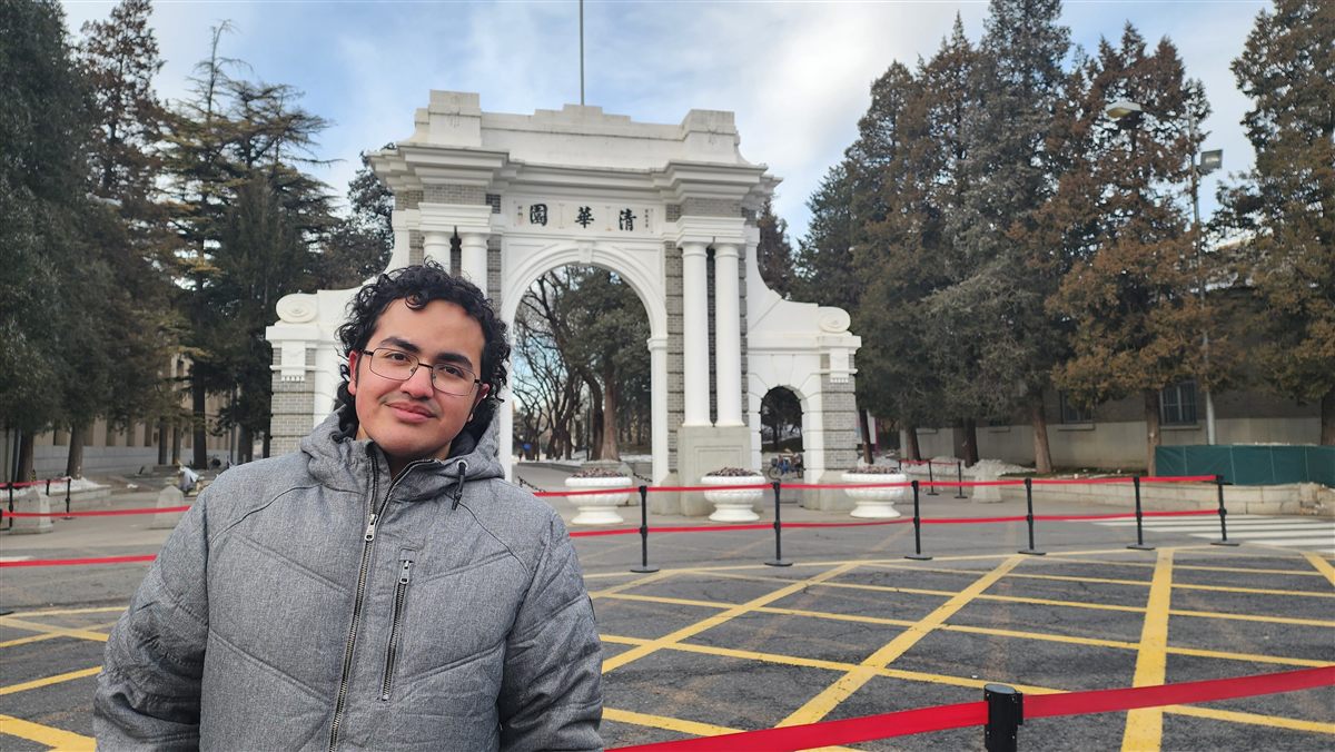 Diego Urzúa frente a la puerta de la Universidad Tsinghua, Beijing